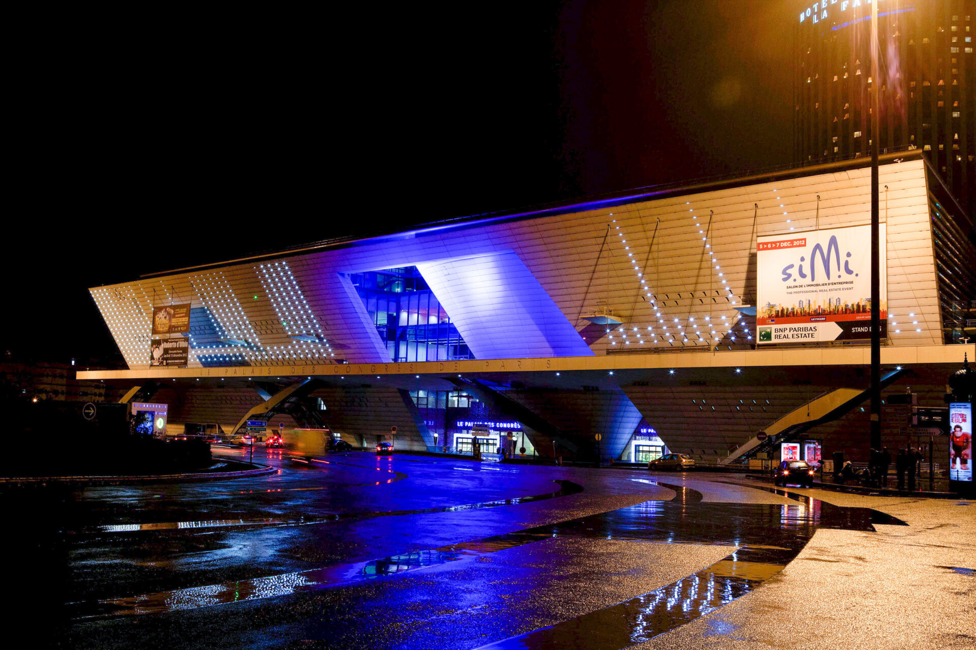 Façade illuminée du Palais des Congrès de Paris