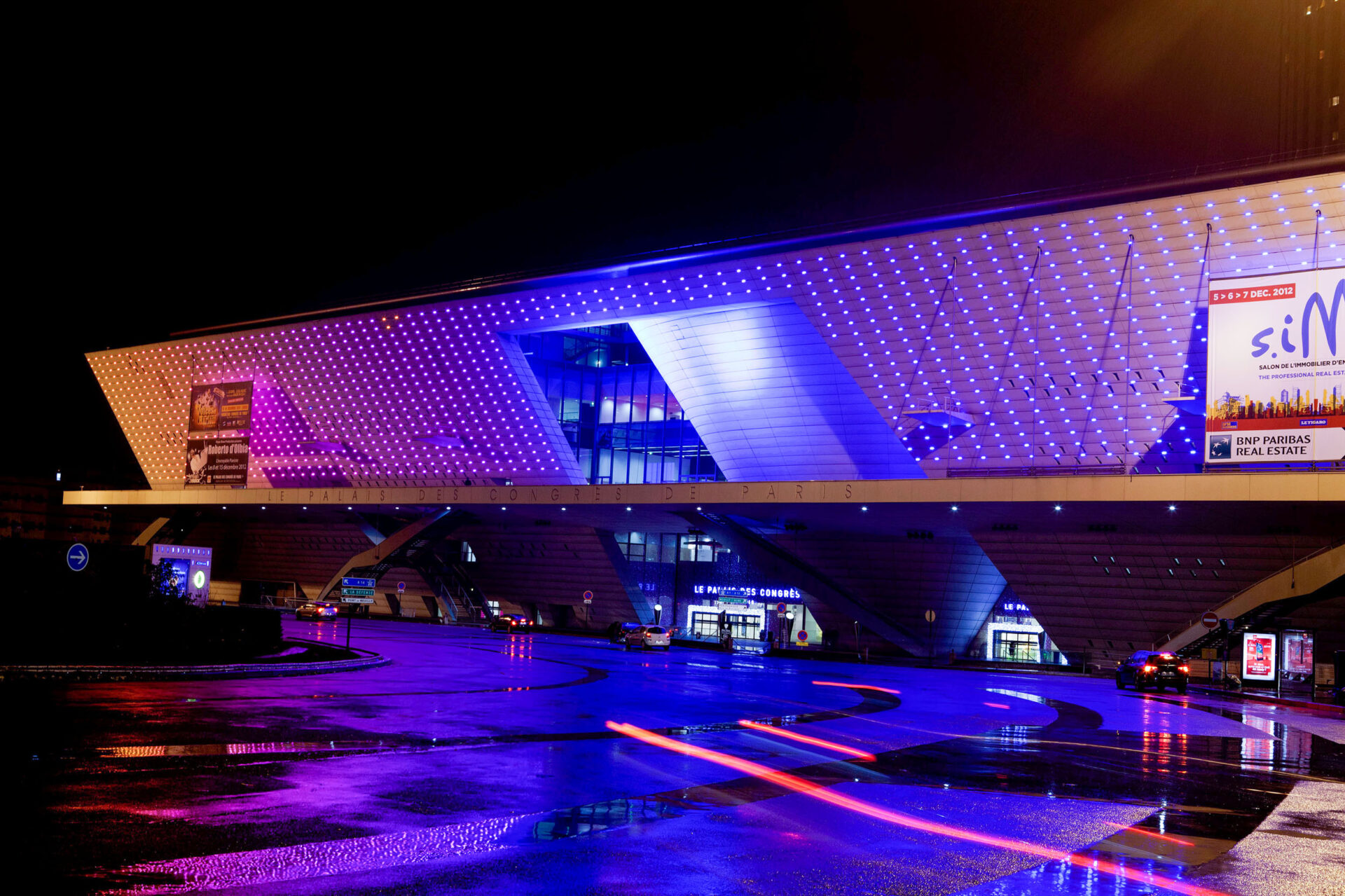 Façade illuminée du Palais des Congrès de Paris